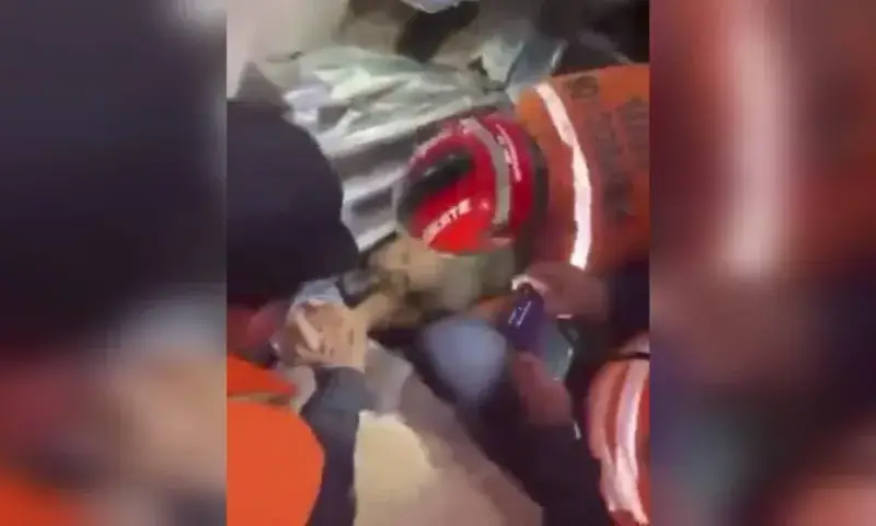Rescatan viva en La Guaira a mujer de 70 años tras ocho días entre escombros