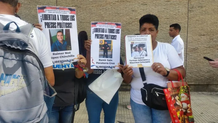 Familias de presos políticos rompen cerco policial en Caracas