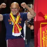 Luis de la Fuente, a los 65 años, mantiene su forma con una hora