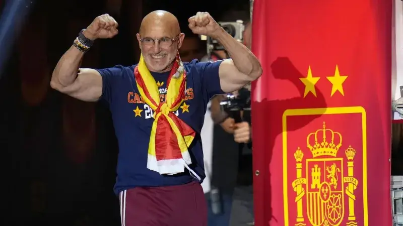 Luis de la Fuente, a los 65 años, mantiene su forma con una hora