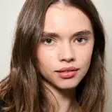 Por qué el cabello se encrespa más en verano y cómo frenarlo, según una peluquera