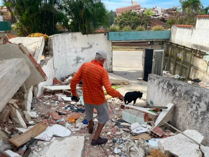 Padre espera maquinaria para rescatar a su hijo entre