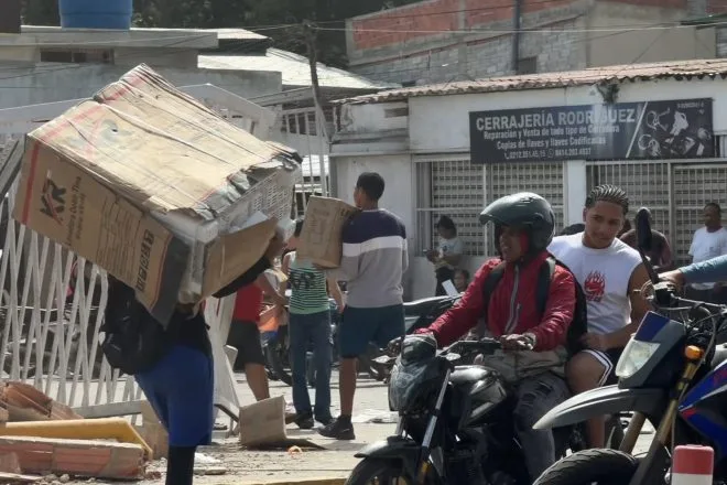 Reportan saqueos en comercios de La Guaira tras los terremotos