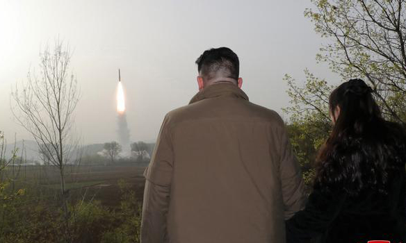 Pyongyang presume poderoso misil de largo alcance de combustible sólido