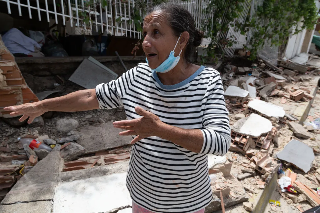 Terremotos dejan destrucción masiva en La Guaira y vecinos rescatan a sus muertos