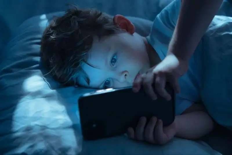Cinco apps para vigilar mensajes en el celular de tus hijos, según su alcance