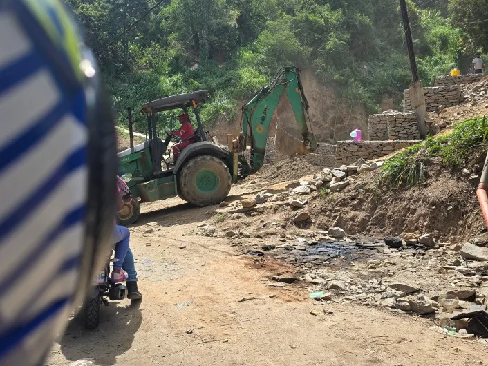 Vecinos de El Junquito reparan carretera principal con escombros