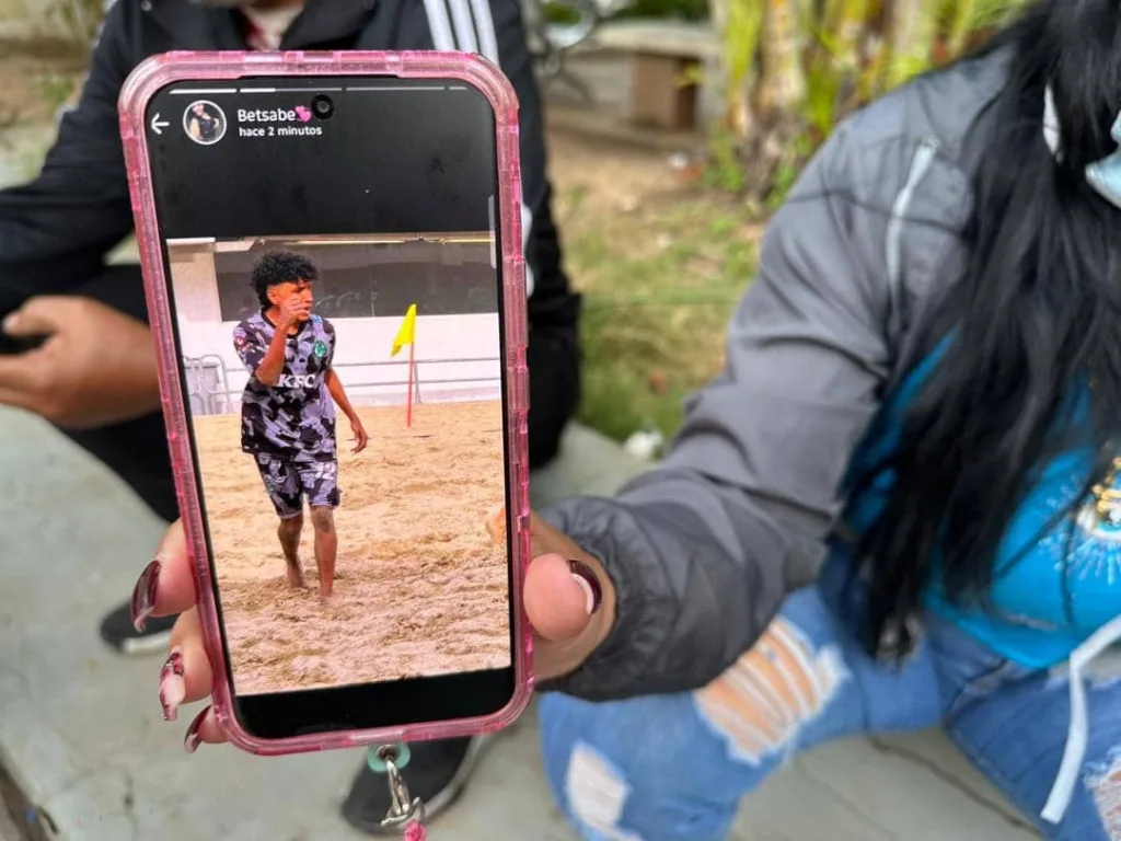 Familias en Bello Monte buscan cuerpos tras colapsos en La Guaira