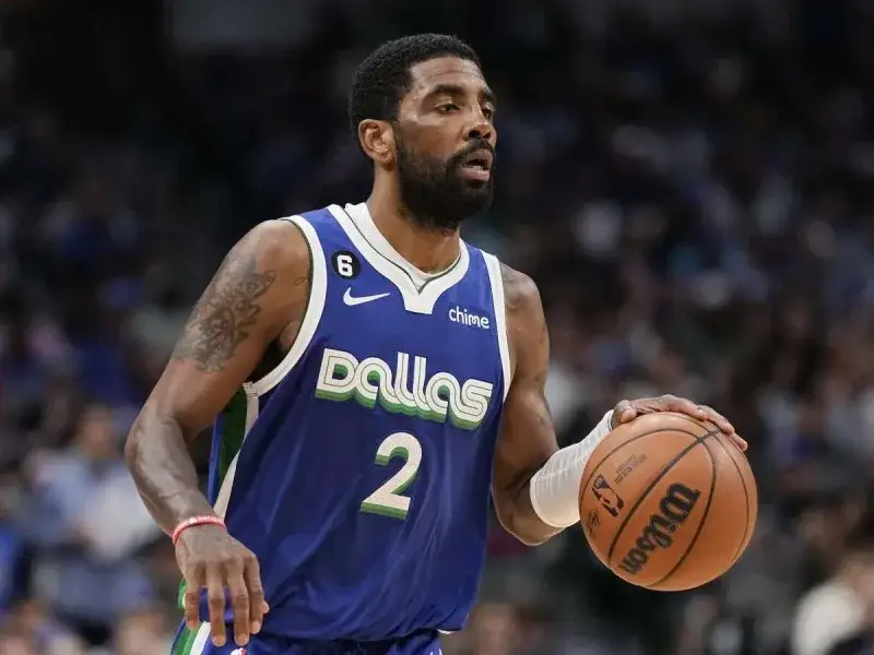 Kyrie Irving supera su lesión y lidera la pretemporada de Dallas