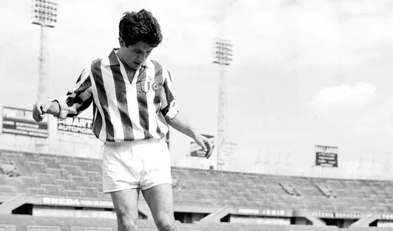 File:1960–61 Juventus FC - Omar Sívori.jpg