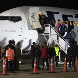 Parte a Venezuela avión con más de 100 migrantes varados en Chile 