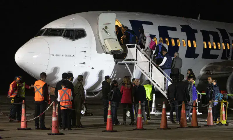 Parte a Venezuela avión con más de 100 migrantes varados en Chile 