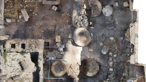 
			Descubren em Pompeya panadería que funcionaba como prisión		