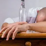 Cómo el alcohol altera tu cerebro y cuerpo a lo largo del día