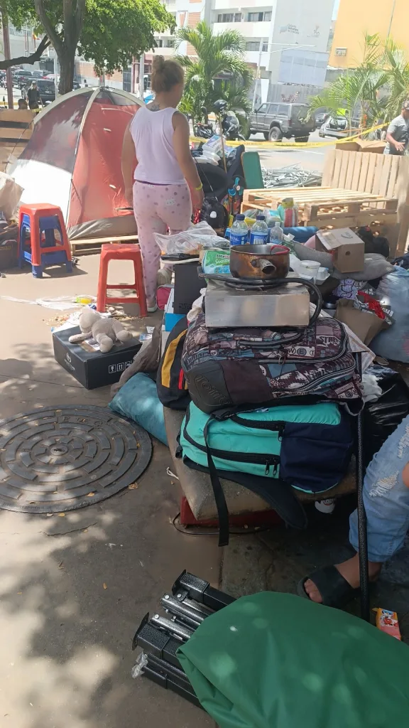 Familias siguen en el Nuevo Circo tras los sismos en Caracas