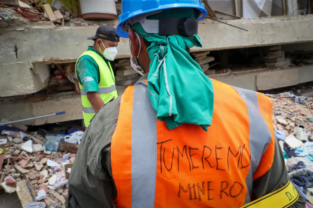 Mineros se suman al rescate entre escombros en La Guaira