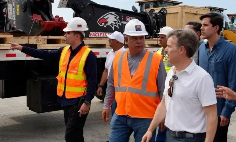 Llegan a La Guaira 20 equipos de EE. UU. para remover escombros