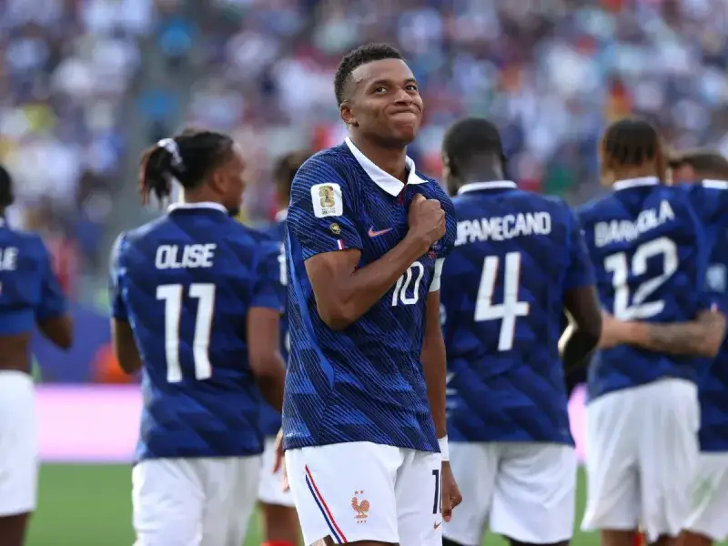 Mbappé defendió el juego duro tras vencer a Paraguay