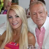 Viuda del fundador de Play Boy revela que quedó sordo por abuso de viagra