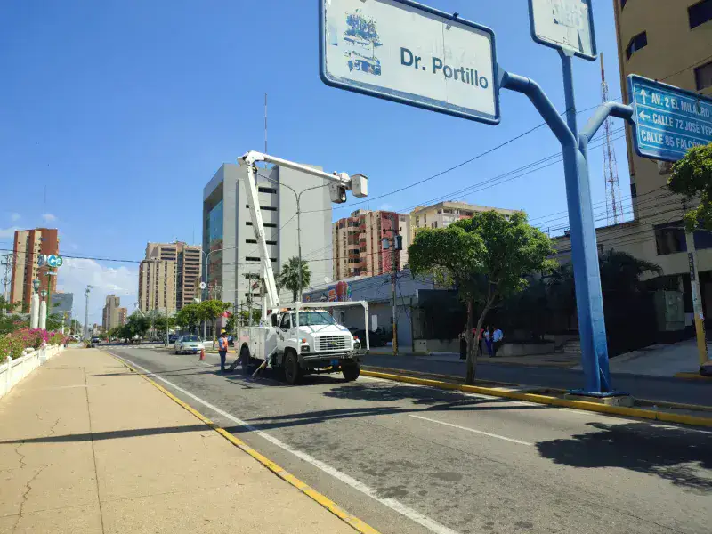 Aplican plan integral de iluminación de vías expresas en el Zulia