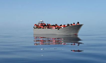 Peligra barco con 500 migrantes en el Mediterráneo