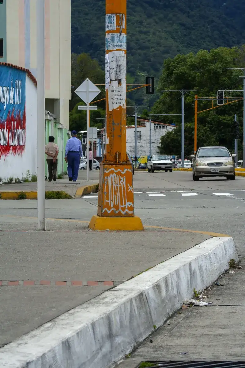 Vibrant street view in Mérida, Venezuela with graffiti and urban elements.