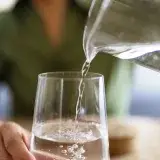 Un estudio cuestiona el agua y el picante como aliados para comer