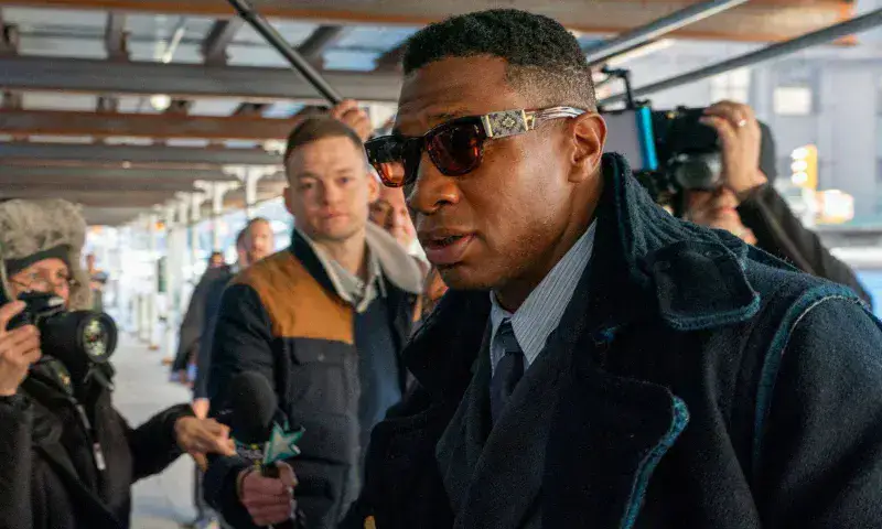 Declaran a Jonathan Majors culpable de agresión y acoso a su novia