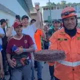 Venezolanos sorprendieron con torta a rescatista salvadoreño en plena emergencia