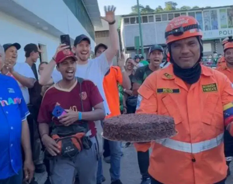 Venezolanos sorprendieron con torta a rescatista salvadoreño en plena emergencia