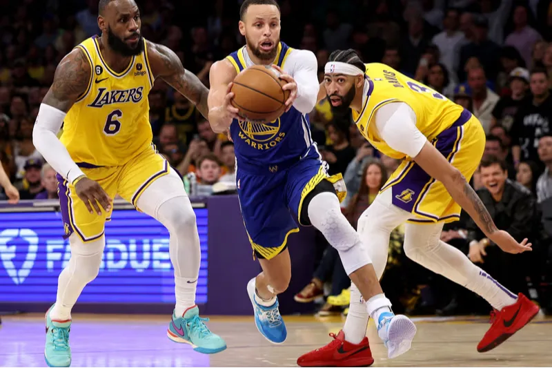 LeBron espera al 6 de agosto y agita el futuro de Davis