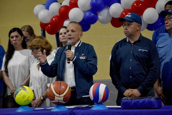 Gobernador inauguró en Santa Lucía cancha «Román Vílchez» para la cultura y el deporte