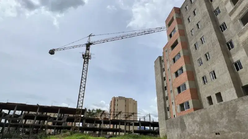 Grúa de Mañongo retirada tras terremotos que afectaron a 360 familias