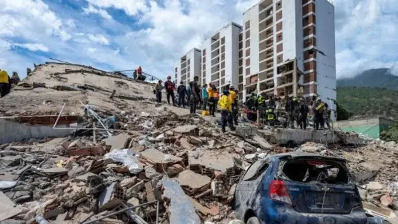 En La Guaira rescatan a un niño que pasó más de 120 horas entre escombros