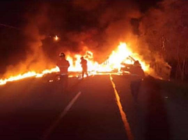 Choque múltiple en la Morón-Coro deja un conductor calcinado (Video)