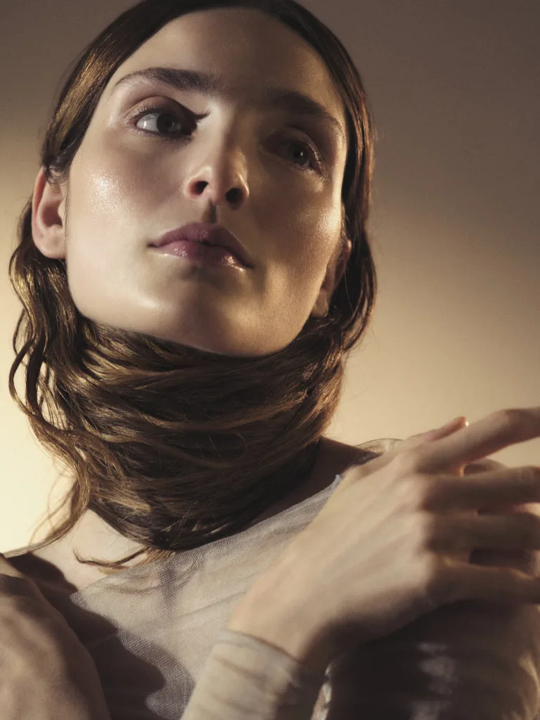 Qué hace peor al cabello en verano: no el secado al aire, sino la humedad prolongada