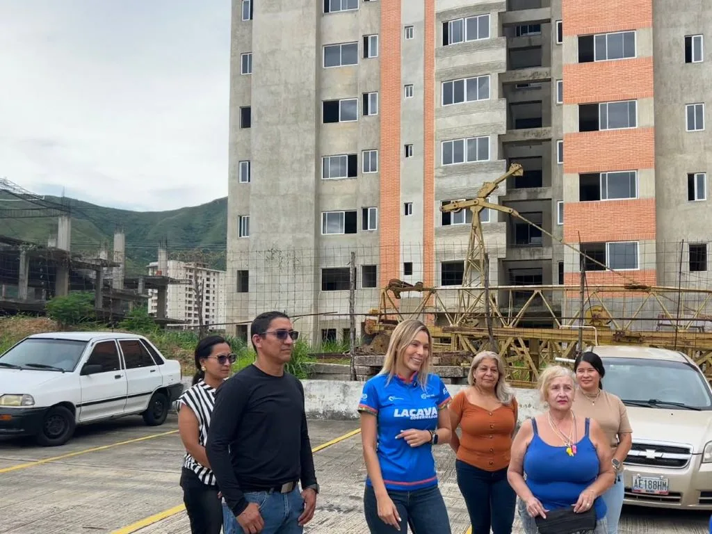 Grúa de Mañongo retirada tras terremotos que afectaron a 360 familias