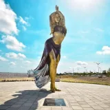Develan estatua gigante de Shakira en su Barranquilla natal