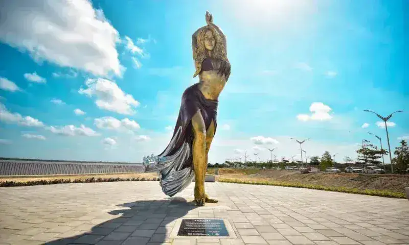 Develan estatua gigante de Shakira en su Barranquilla natal