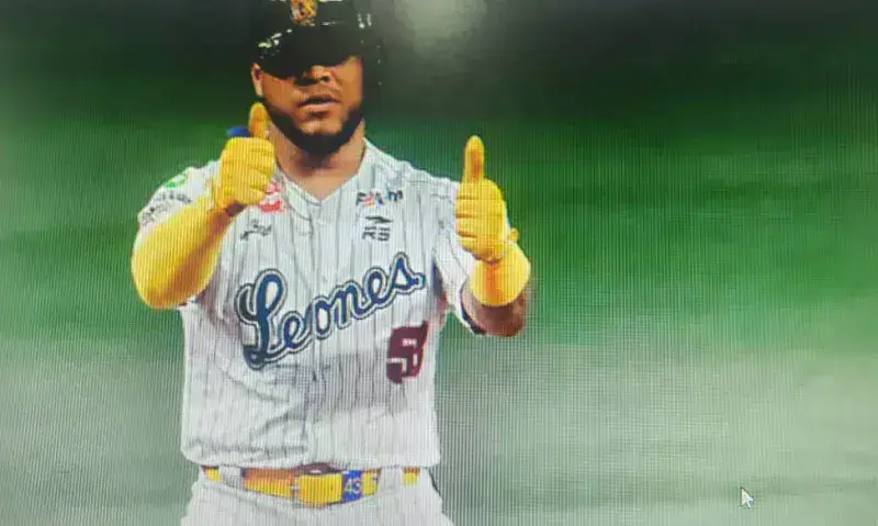 Leones doblega a Tigres y sigue en la pelea
