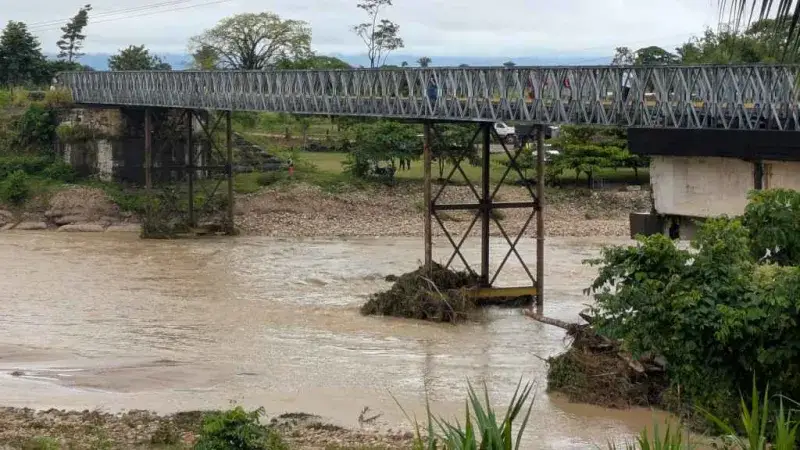 Productores arriesgan sus vidas en el río Burgua tras caer el puente