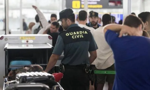 Exfuncionario consular venezolano cae en Madrid con 50 kilos