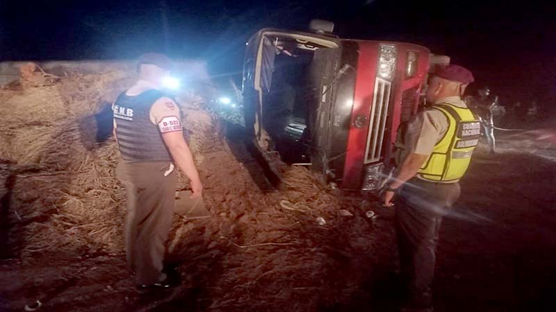 
				Vuelco de autobús dejó un muerto y más de 20 docentes heridos			