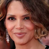 José García destaca el curly bob como corte ideal para el verano por frescura y control