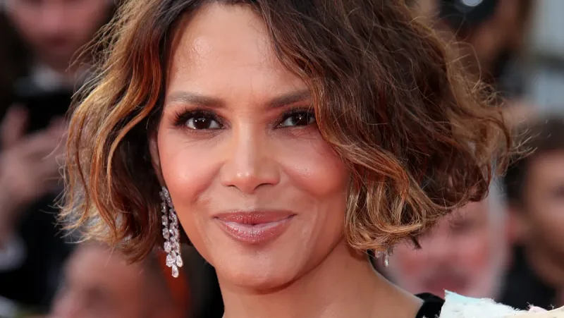 José García destaca el curly bob como corte ideal para el verano por frescura y control