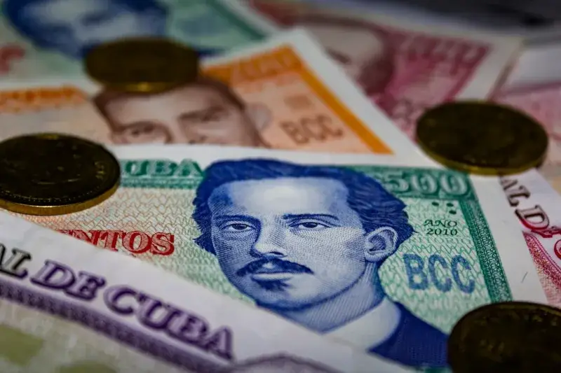 Dinero cubano, énfasis en el billete de 500 pesos.