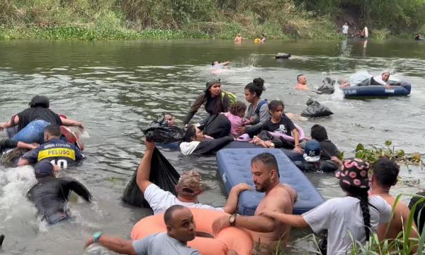 Cientos de migrantes se lanzan al río Bravo pese a aviso de agentes mexicanos