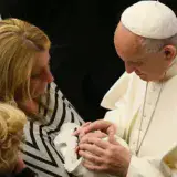 El Vaticano aclara que las madres solteras pueden recibir la Comunión