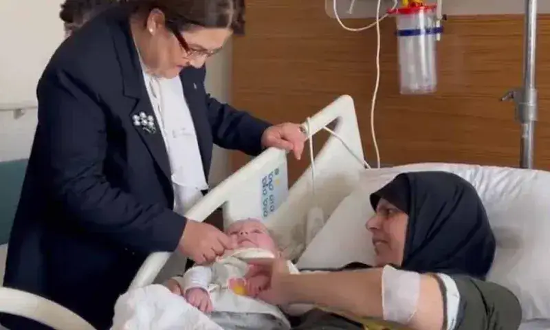 Hallan a madre de bebé que estuvo 128 horas bajo escombros en Turquía
