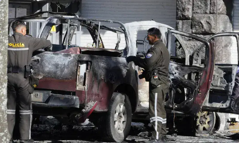 Prisión preventiva para 6 detenidos por explosión de carro bomba en Ecuador